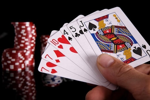 Người chơi khi tham gia bài phỏm đều nên đếm và nhớ bài của những người còn lại trong bàn